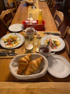 Montfort-sur-ArgensLa Cachette du Comte的一张桌子,上面放着食物和面包
