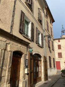 Montfort-sur-ArgensLa Cachette du Comte的街道上带门窗的旧建筑