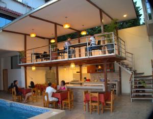 塔拉波托Residencial Marina House的带阳台和游泳池的餐厅