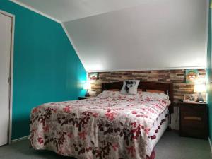 蒙特港Alojamiento Casa completa en Puerto Montt的一间卧室配有一张带红白毯子的床