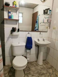 蒙特港Alojamiento Casa completa en Puerto Montt的一间带卫生间和水槽的小浴室