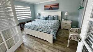 皮尔斯堡Ocean Village的一间卧室配有一张蓝色墙壁的床和一扇窗户