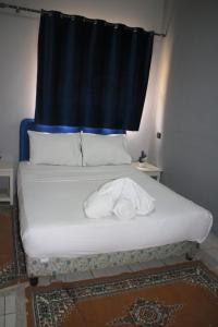 拉希迪耶HOTEL ERRACHIDIA的床上有一条毛巾