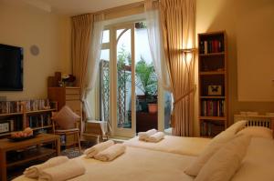 伦敦Georgiana's Guesthouse的客厅设有两张床,配有窗户