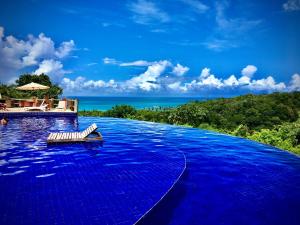 马塞约Villas do Pratagy VIP的度假村内的一个蓝色海水游泳池