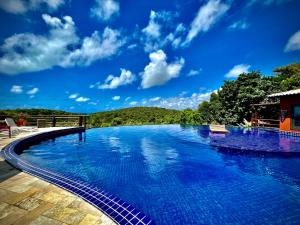 马塞约Villas do Pratagy VIP的一座蓝天背景的游泳池