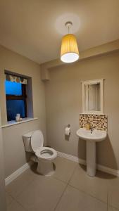 基尔科克Spacious 3 bedroom home的一间带卫生间和水槽的浴室