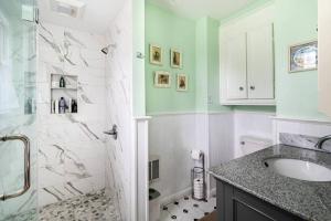 格林波特Greenport village cottage w/ 4 bedrooms的带淋浴、盥洗盆和卫生间的浴室