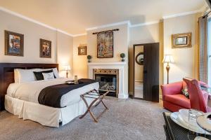 希尔斯伯勒欧伦克酒店的一间卧室配有一张床和一个壁炉