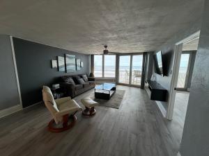 代托纳海滩DIRECT OCEANFRONT NO-DRIVE BEACH CONDO的客厅配有沙发和椅子