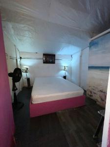 巴尔Tours Mandala Beach的卧室配有白色床和粉红色框