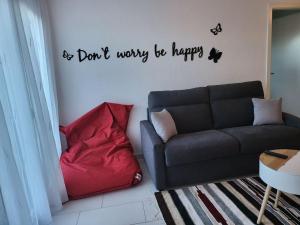 Tafersappartement cosy的带沙发和红色枕头的客厅