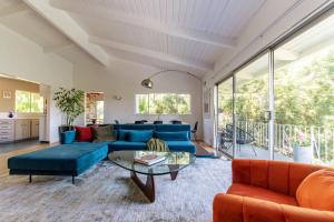 洛杉矶Stunning Hollywood Midcentury Modern-Views-Best Location!的客厅配有蓝色的沙发和桌子