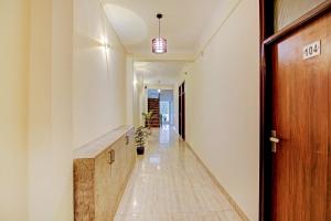 加济阿巴德Sky Inn的走廊上设有木门和长长的走廊