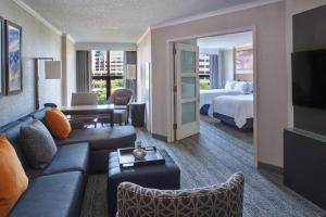 罗斯芒特芝加哥奥黑尔万豪套房酒店的酒店客房设有一张沙发和一张床