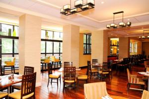 罗斯芒特芝加哥奥黑尔万豪套房酒店的用餐室设有桌椅和窗户。