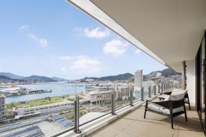 长崎Nagasaki Marriott Hotel的享有水景的阳台
