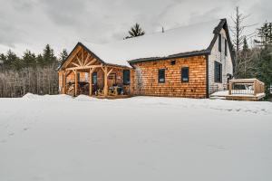 Maine Home with Private Hot Tub and ATV Trail Access!的雪地小木屋,有雪覆盖的地面
