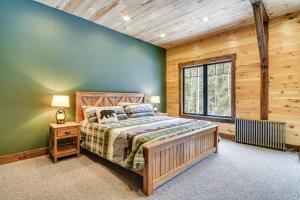 Maine Home with Private Hot Tub and ATV Trail Access!的一间卧室设有一张床和一个窗口