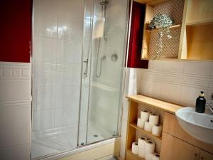 科尔切斯特5 Bedroom House-Sleeps 13-Big Savings On Long Stays!的带淋浴和盥洗盆的浴室