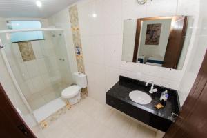 佩尼亚Pousada Dom Marujo的一间带水槽、淋浴和卫生间的浴室
