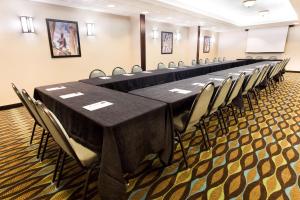 莫罗Drury Inn & Suites Atlanta Morrow的一间会议室,配有长桌子和椅子