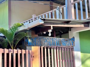 拉利伯塔德Hotel Pacific Surf Tunco Beach best Room Surf City的酒店标志在建筑物的一侧预测性爱