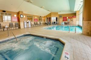 印第安纳波利斯印第安纳波利斯东北德鲁套房酒店的一座位于酒店客房内的大型室内游泳池