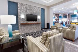 伯灵顿德鲁伯灵顿套房酒店的一间设有椅子和平面电视的等候室