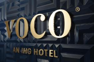 萨尔蒂约voco Saltillo Suites, an IHG Hotel的贴上酒店的标志
