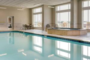 开普吉拉多开普吉拉多会议中心德鲁酒店的一个带浴缸和窗户的游泳池