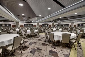 开普吉拉多开普吉拉多会议中心德鲁酒店的一个带白色桌椅的大型宴会厅