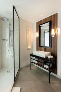 突尼斯Radisson Hotel Tunis, City Center的一间带水槽和镜子的浴室