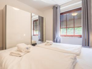 布雷格Ferienhaus Vesteralen的带窗户的客房内的2张白色床