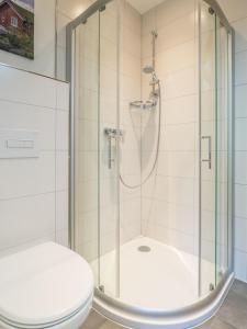 布雷格Ferienhaus Vesteralen的带淋浴和卫生间的浴室