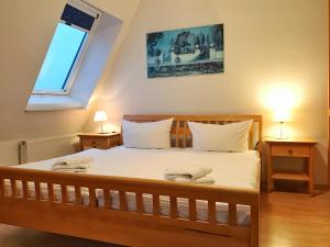 布雷格Hafenhäuser Breege - Ferienwohnung 18 - Ankerplatz的一间卧室配有一张床,上面有两条毛巾