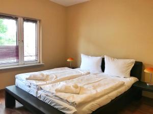萨斯尼茨Ferienhaus Franzy的卧室配有一张带白色床单和枕头的大床。