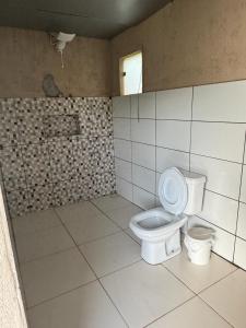 Raul SoaresCantinho da Alegria的一间带卫生间的浴室和瓷砖地板。