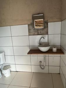Raul SoaresCantinho da Alegria的浴室设有水槽和墙上的镜子