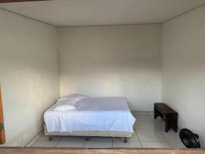Raul SoaresCantinho da Alegria的白色卧室配有床和桌子