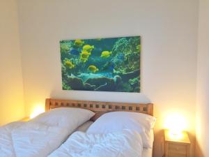 朱列斯拉赫Kurparkcarree - Ferienwohnung "Amber"的卧室配有一张床,墙上设有水族馆