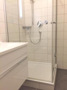 朱列斯拉赫Kurparkcarree - Ferienwohnung "Amber"的浴室里设有玻璃门淋浴