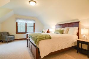 朗克斯Spacious Ronks Getaway with Deck and Grill!的一间卧室设有一张大床和一个窗户。