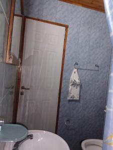马拉圭Alojamiento la nona的浴室配有白色卫生间和盥洗盆。