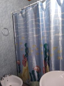 马拉圭Alojamiento la nona的浴室配有带章鱼的浴帘