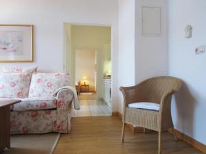 奥斯赛拜-屈隆斯博恩Ferienwohnung Am Molli Nr. 4的客厅配有沙发和椅子