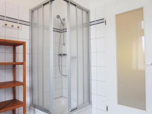 奥斯赛拜-屈隆斯博恩Ferienwohnung Am Molli Nr. 4的浴室里设有玻璃门淋浴