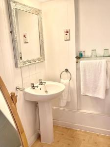 斯基普顿海菲尔德宾馆的一间带水槽、镜子和淋浴的浴室