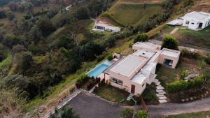 拉特瓦伊达Casa Río Quindío的享有带游泳池的房屋的空中景致