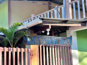 TamaniqueHotel Pacific Surf Tunco Beach with AC best room Surf City的酒店标志在建筑物的一侧预测性爱